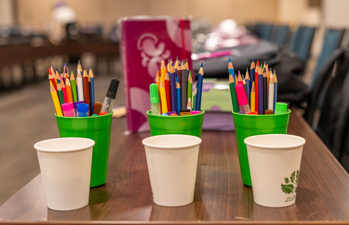 Vasos con lápices de colores listos para una sesión